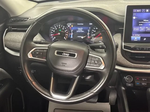 Used 2022  Jeep Latitude Lux image 15