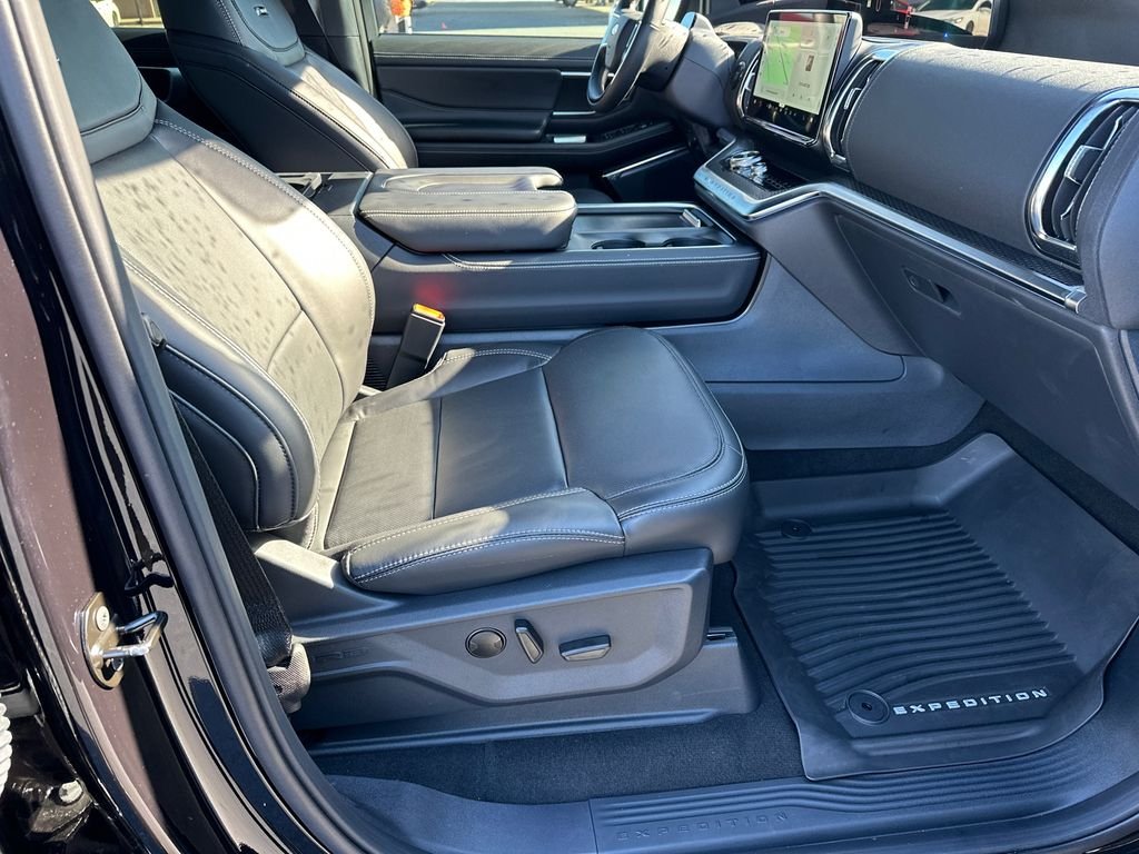New 2025 Black Ford Platinum image 13