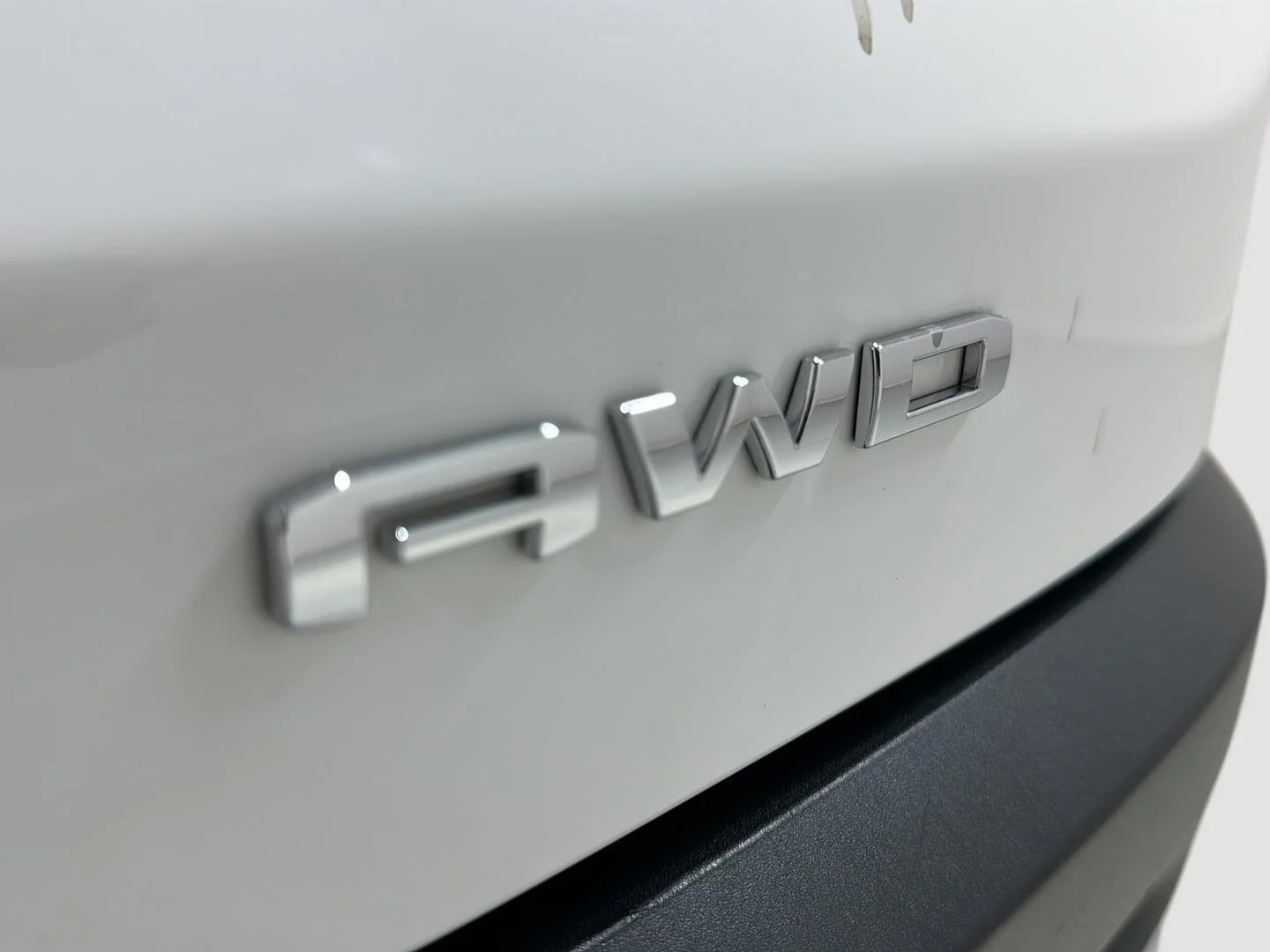 Used 2023 Summit White GMC SLE image 29