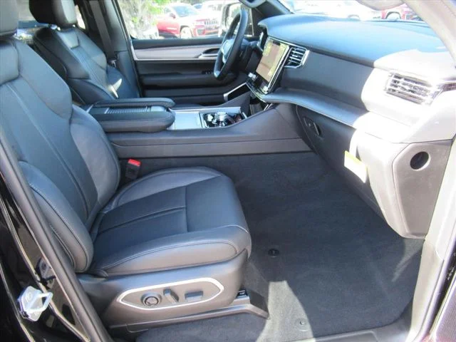 New 2026 High Gloss Black Exterior Paint Jeep Limited Reserve image 10