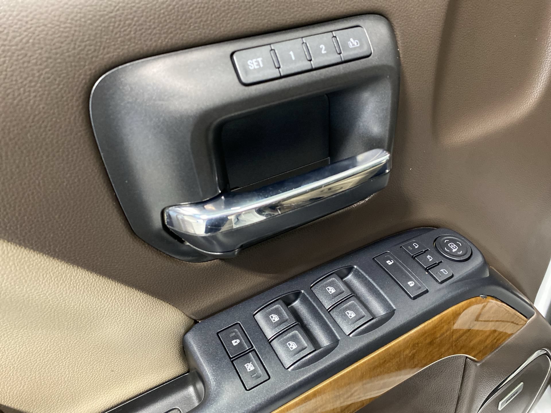 Used 2017 IRIDESCENT PEARL TRICOAT Chevrolet LTZ image 21