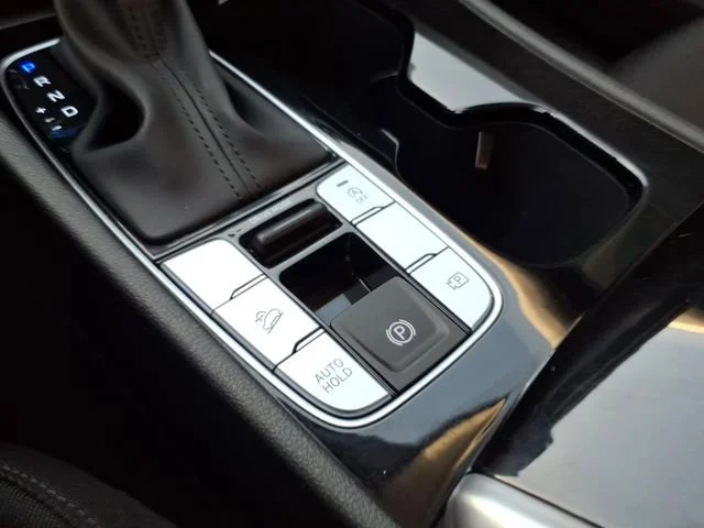 Used 2024 Black Hyundai SE image 19