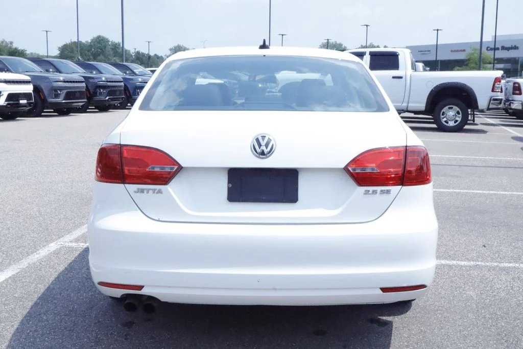 Used 2012 White Volkswagen 2.5L SE image 4