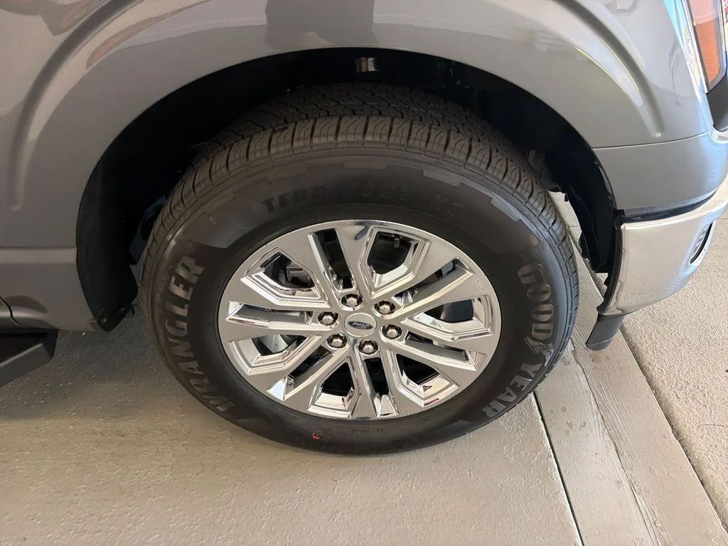 New 2026 Carbonized Gray Metallic Ford XLT image 5