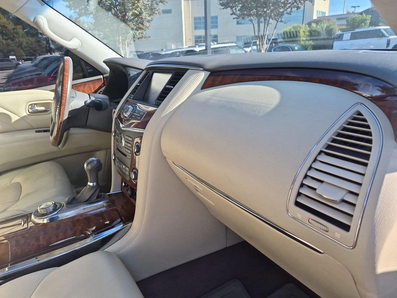 Used 2017 Majestic White INFINITI  image 38