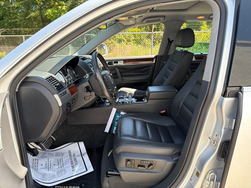 Used 2006 Silver Volkswagen V10 TDI image 23