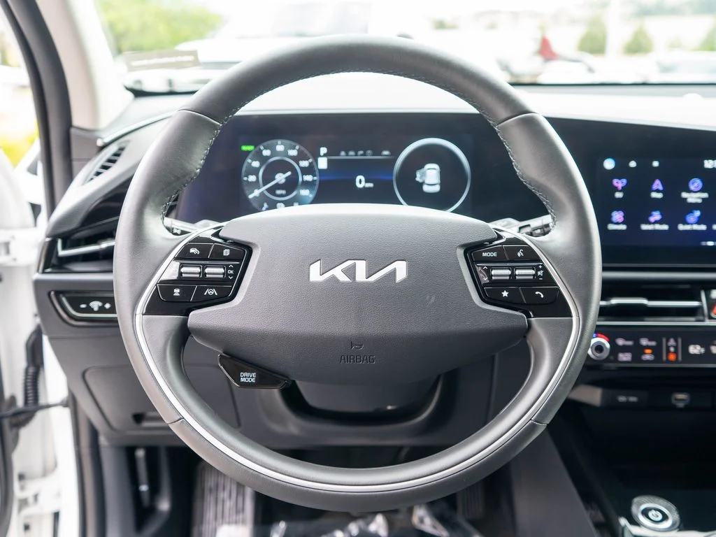 Certified Used 2024 White Kia Wind image 14