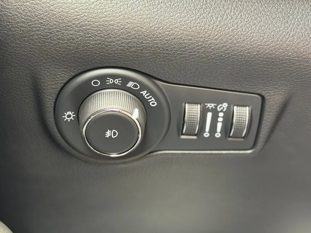 Used 2025 Silver Jeep Limited image 25