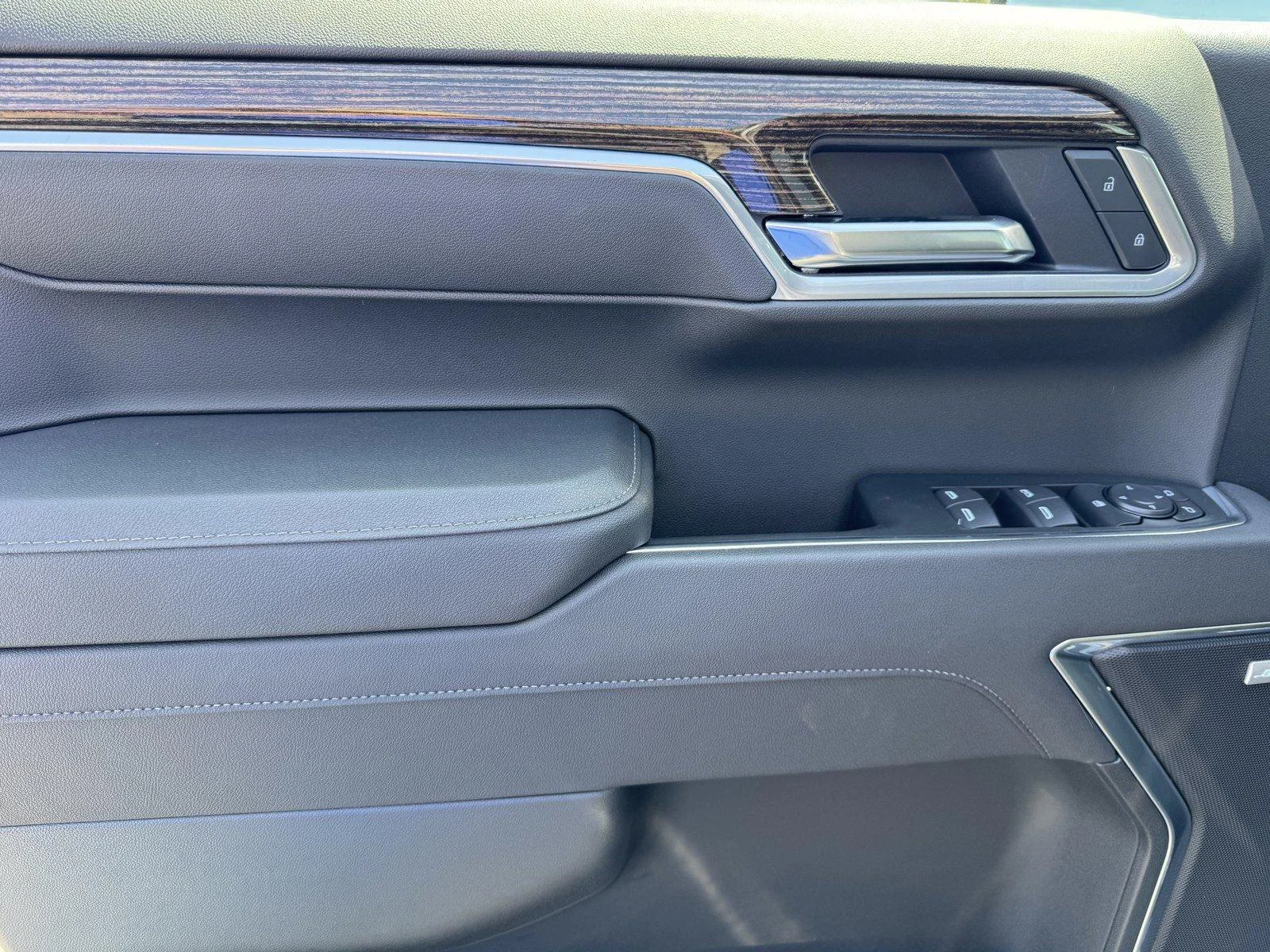 New 2026 Sterling Metallic GMC Elevation image 17