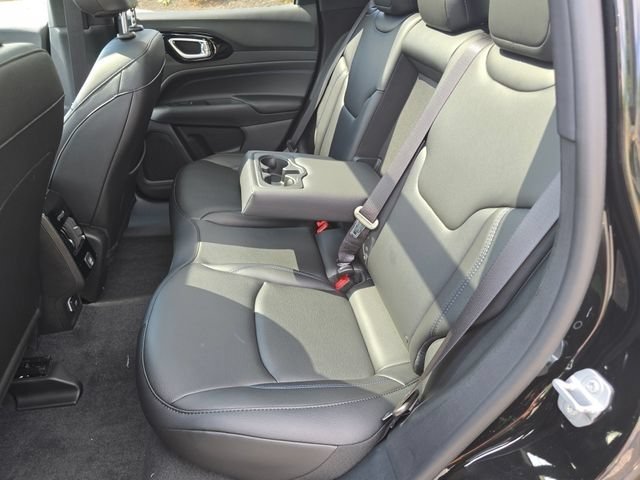 New 2026 Diamond Black Crystal Pearl-Coat Exterior Paint Jeep Limited image 35