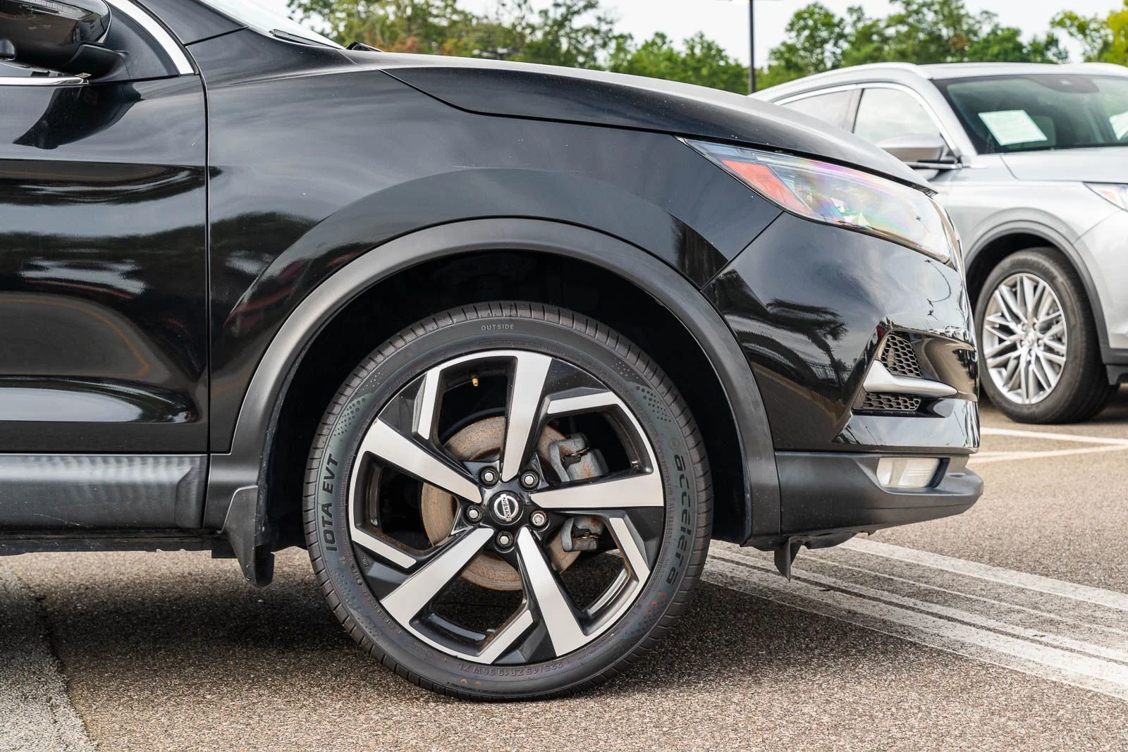 Used 2020 Black Nissan SL image 8
