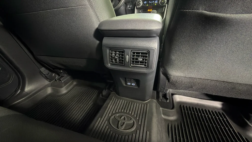 2025 Toyota RAV4 XLE - Photo 30
