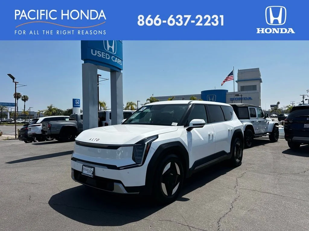 2024 Kia EV9 Light L/R's photo
