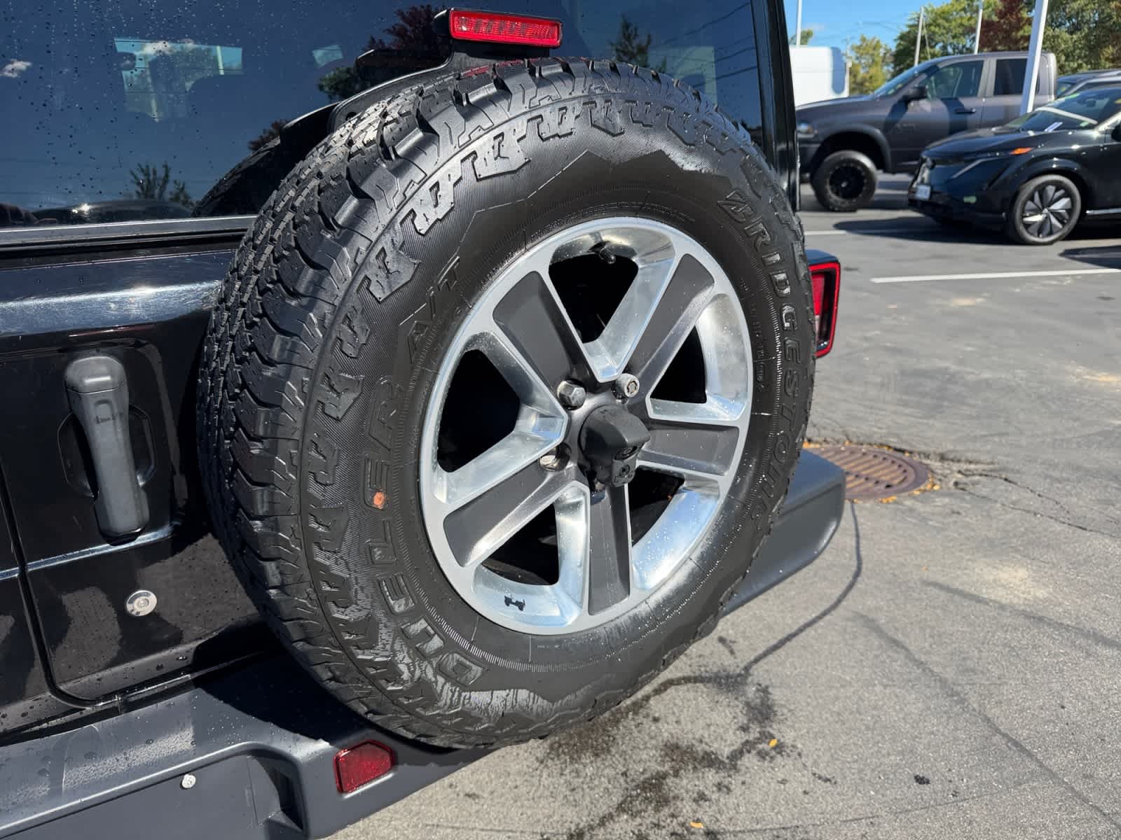 Used 2019 Black Jeep Sahara image 27