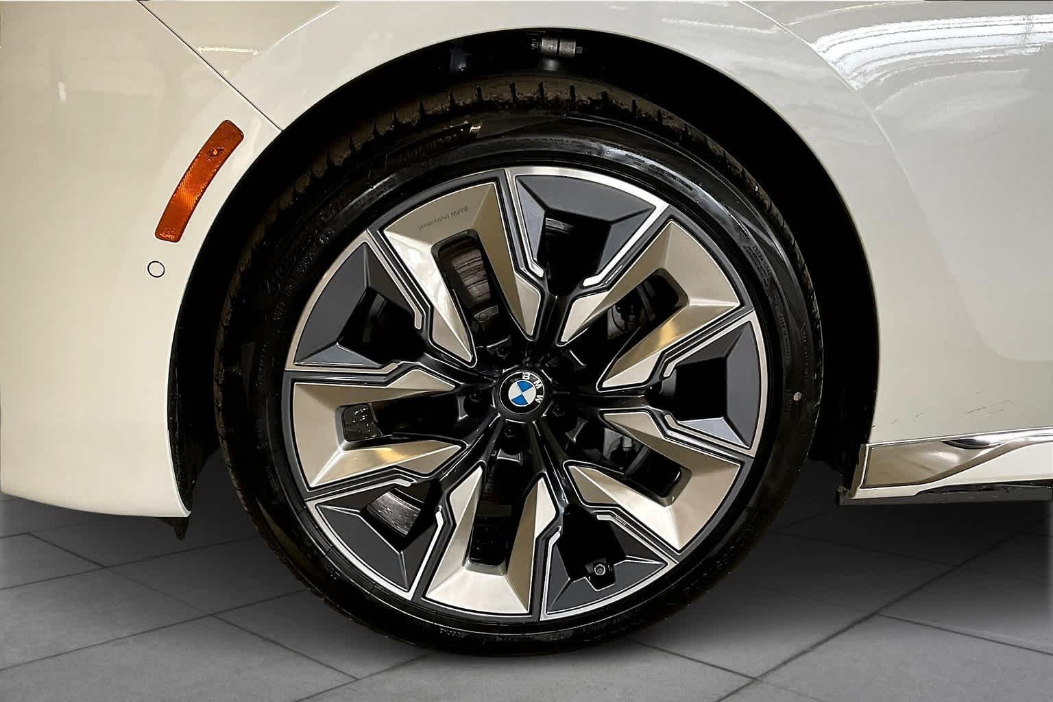 2025 BMW i7 50 - Photo 11