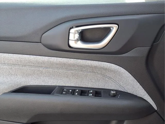 Used 2024  Jeep Latitude image 15