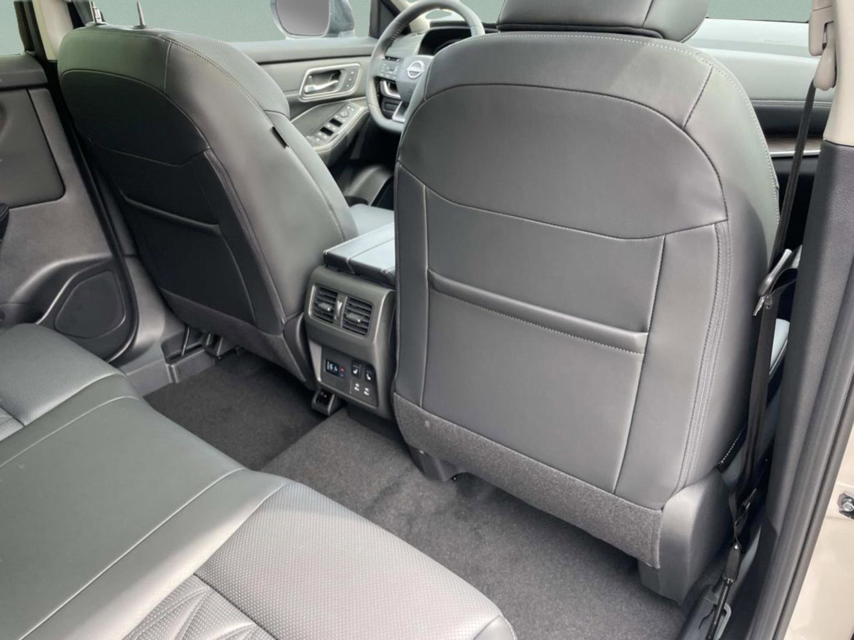 New 2026 Champagne Silver Metallic / Super Black Two-tone Nissan Platinum image 14