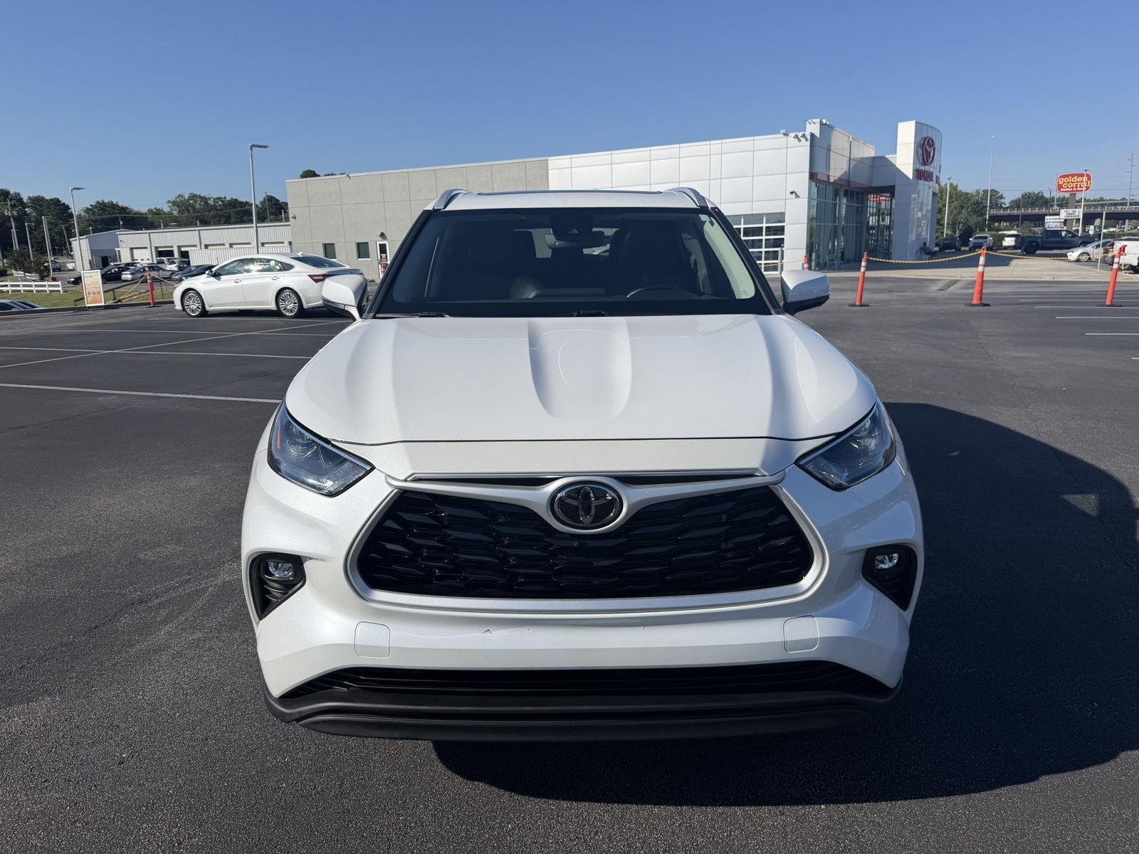 Used 2023 Wind Chill Pearl Toyota XLE image 2