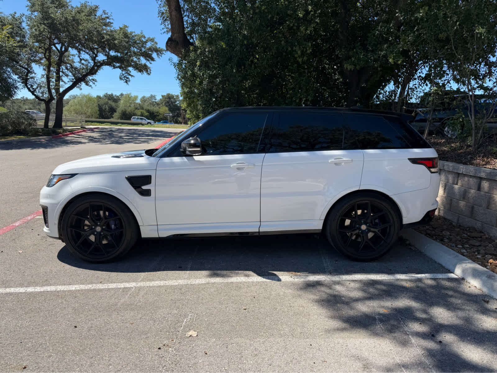 Used 2017  Land Rover SVR image 2