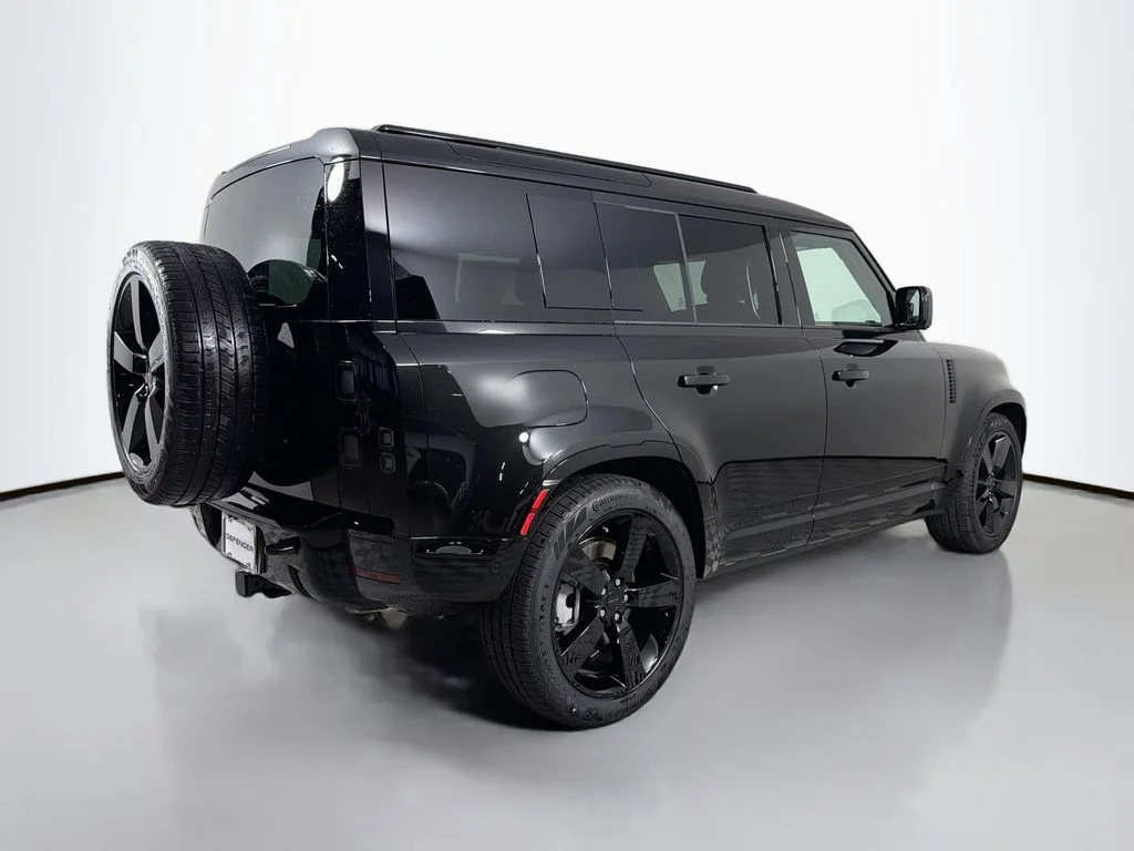 New 2026 Santorini Black Metallic Land Rover X-Dynamic SE image 5
