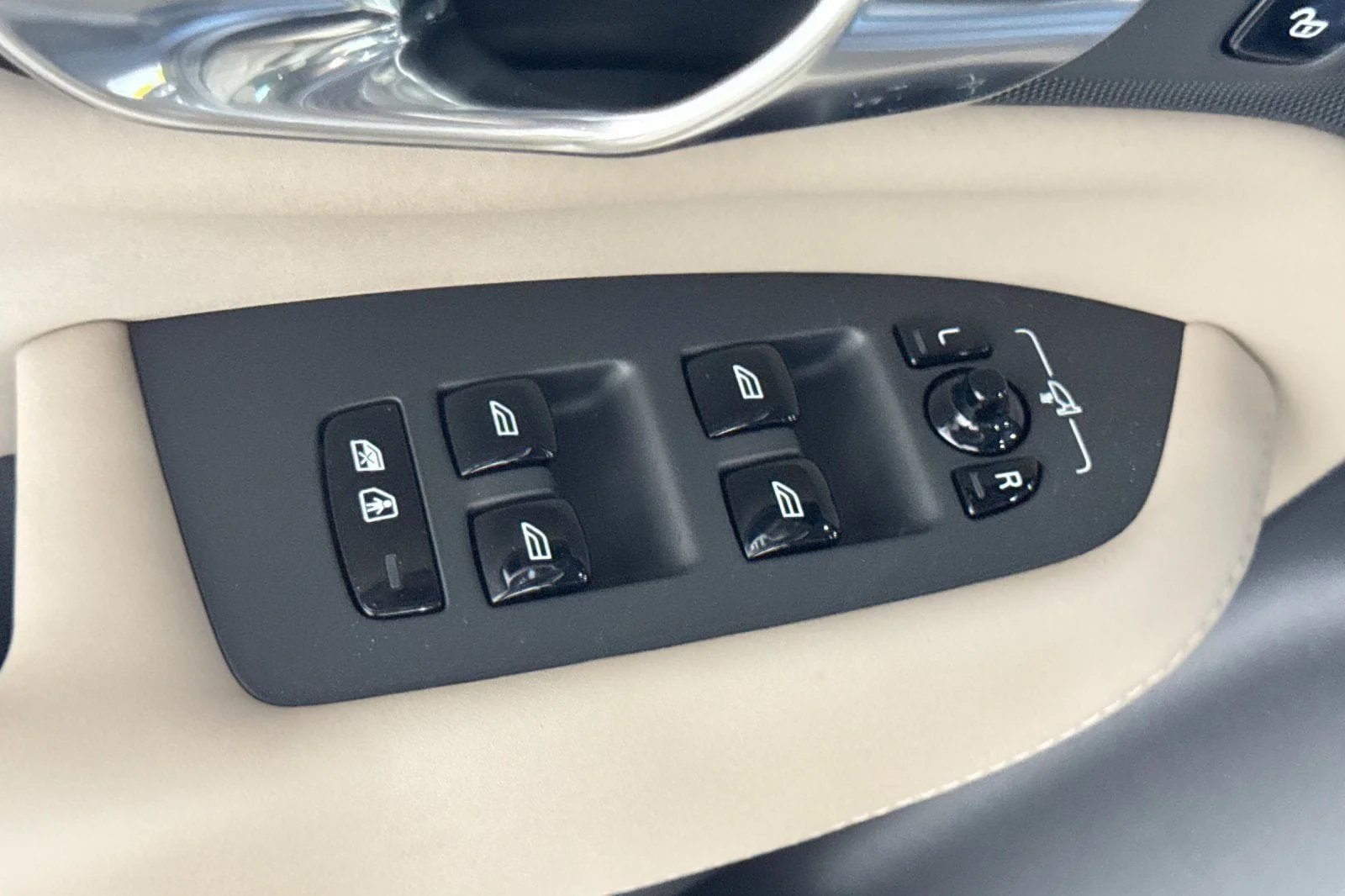 New 2026 Denim Blue Volvo T8 Plus 7-Seater image 15