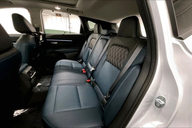 New 2026 Everest White Pearl/Black Nissan Platinum image 11