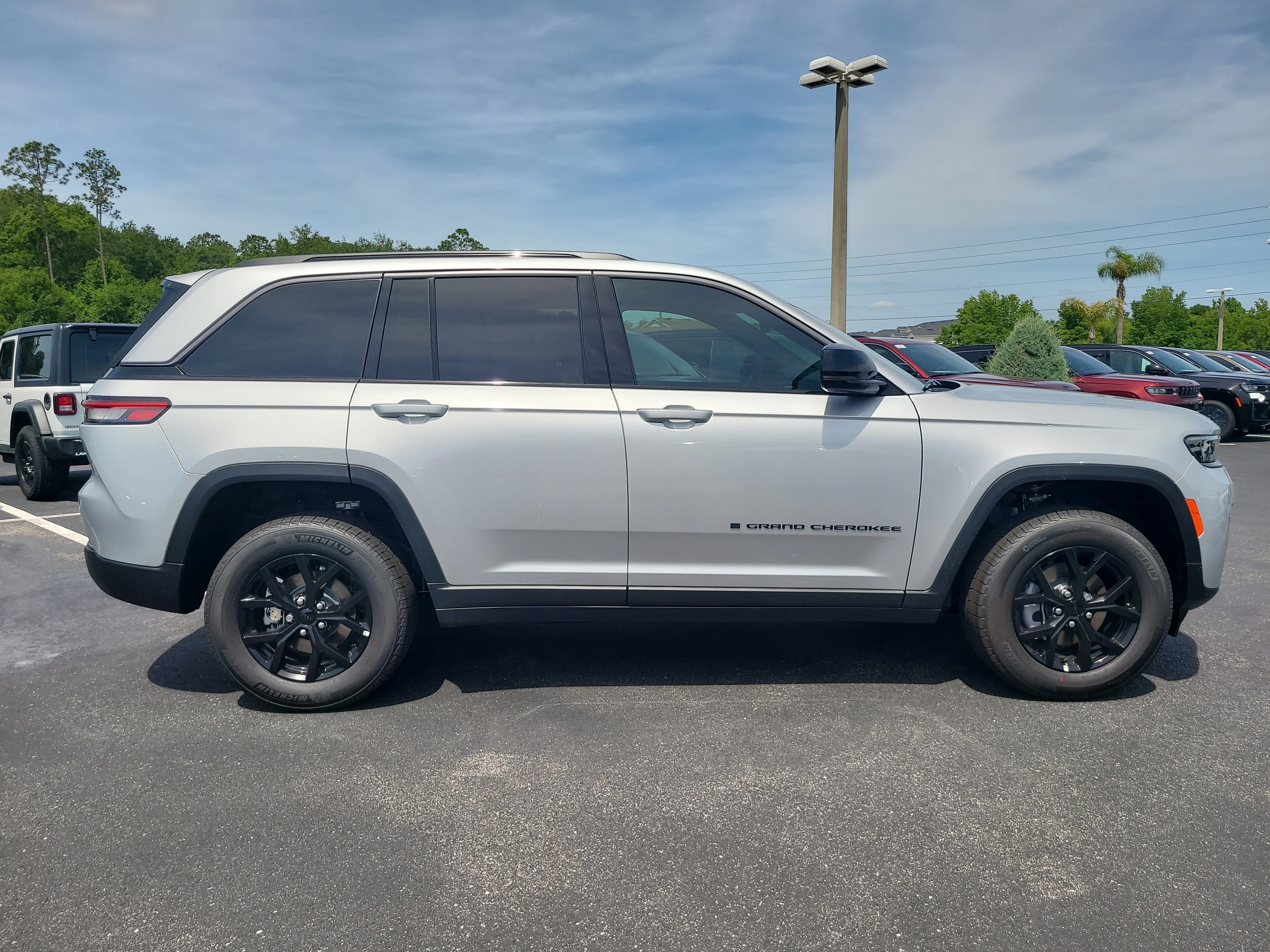 New 2026 Silver Zynith Jeep Laredo Altitude image 5