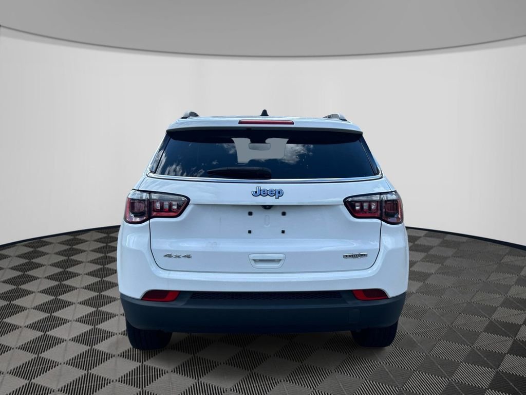 Used 2022 White Jeep Latitude image 4