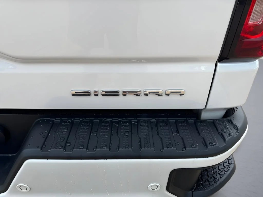 Used 2022 White Frost Tricoat GMC Denali image 38