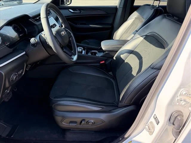 Used 2025 Bright White Clearcoat Jeep Altitude X image 10