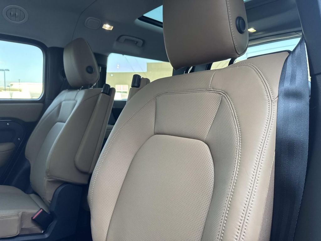 New 2026 Santorini Black Land Rover S image 14