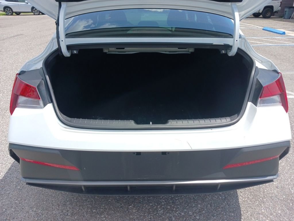 2025 Hyundai Elantra SE - Photo 21