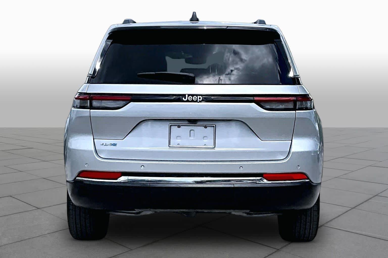 Used 2024 Silver Zynith Jeep  image 5