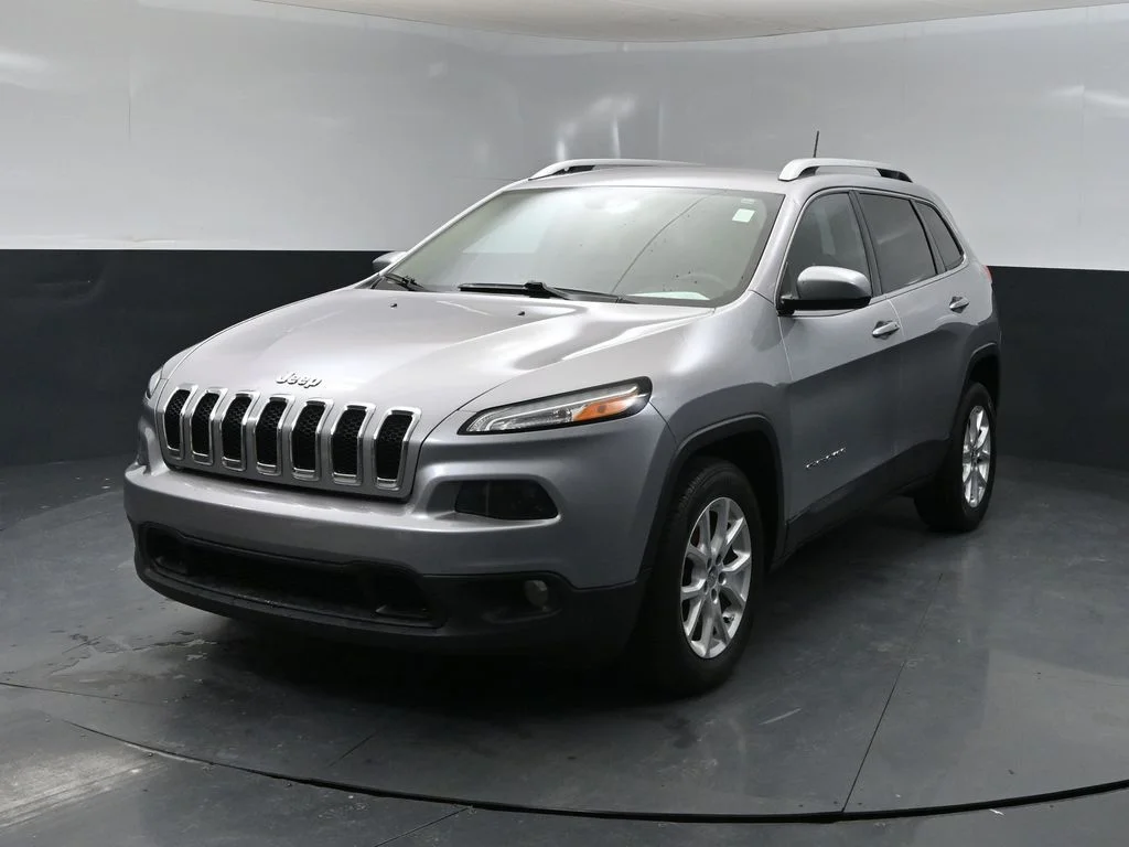 Used 2018 Silver Jeep Latitude Plus image 5