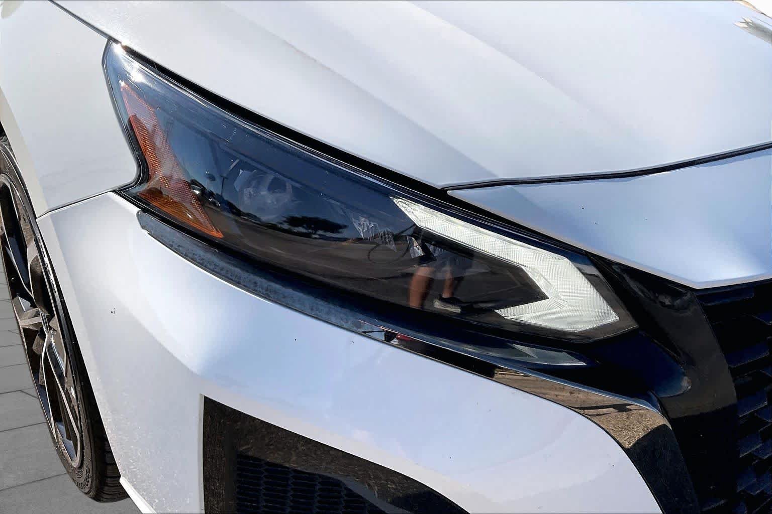 Used 2025 Glacier White Nissan SR image 27