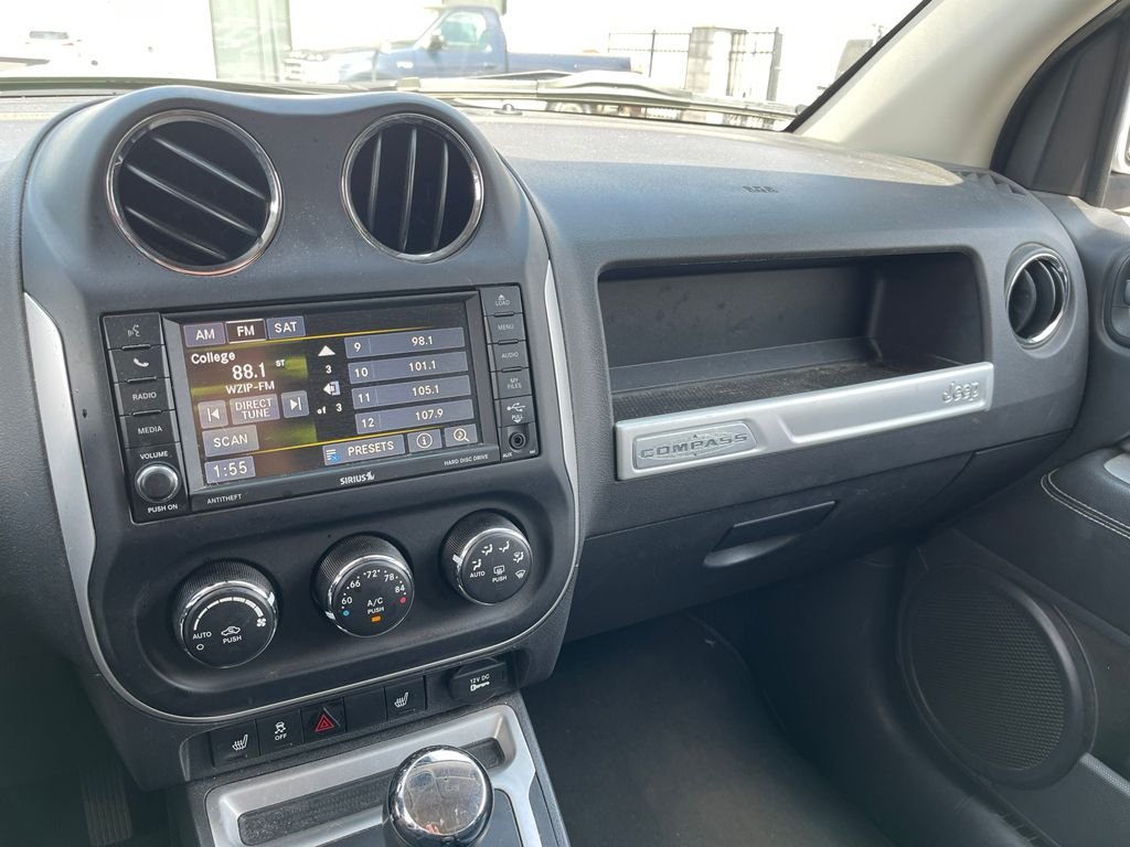 Used 2017 Bright White Clearcoat Jeep Latitude image 11