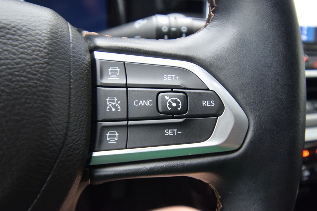 Used 2019 Granite Crystal Metallic Clearcoat Jeep Latitude image 33