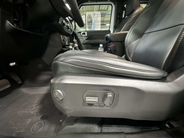 Used 2025 White Jeep Sahara image 18