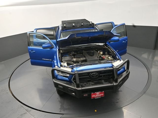 Used 2018 Blue Toyota SR5 image 40