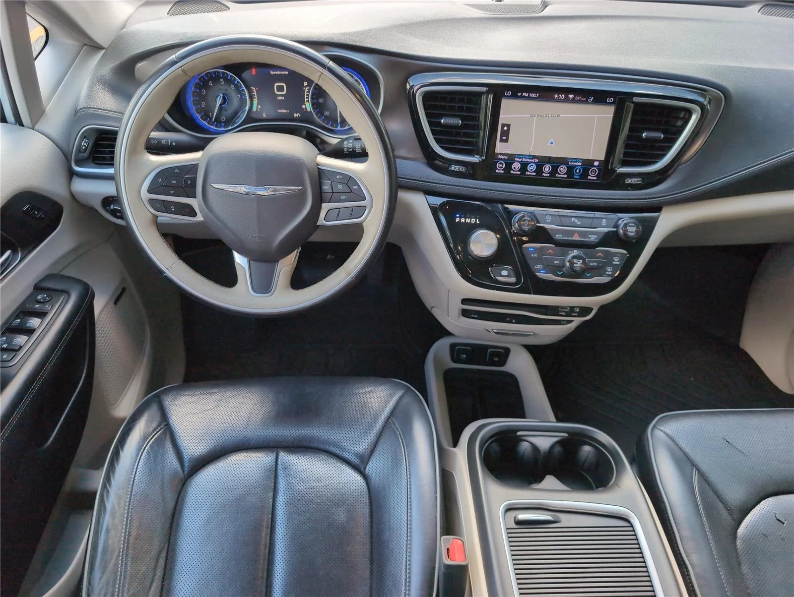 Used 2018 Bright White Clearcoat Chrysler Limited image 32