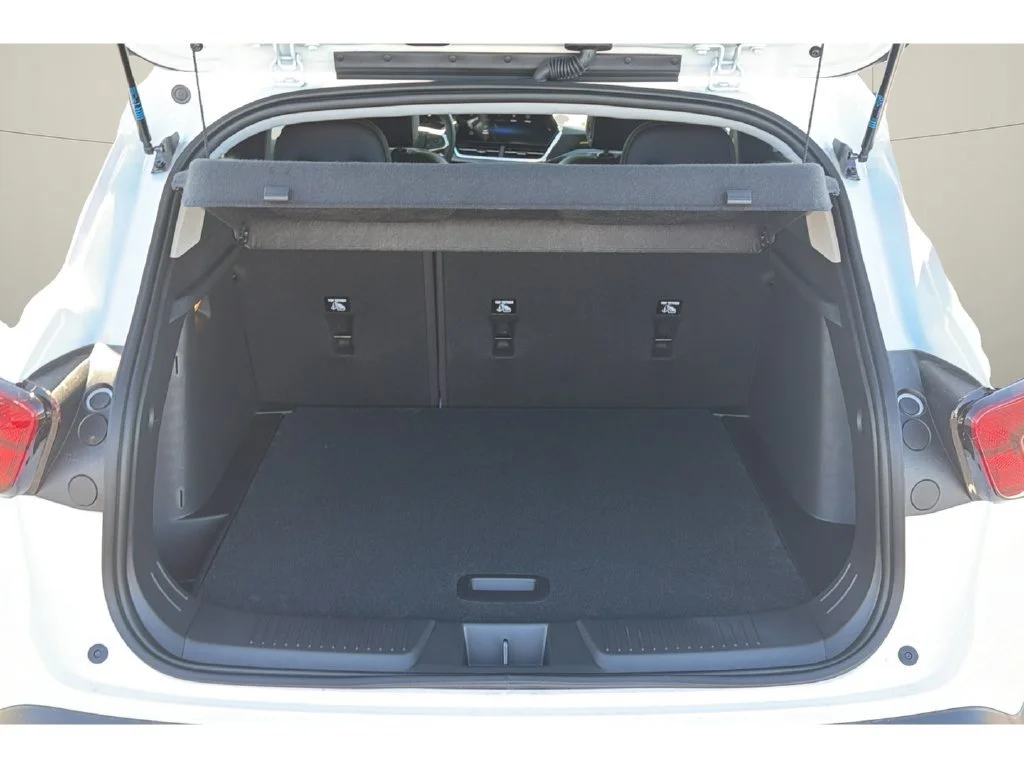 New 2026 Summit White Chevrolet ACTIV image 11