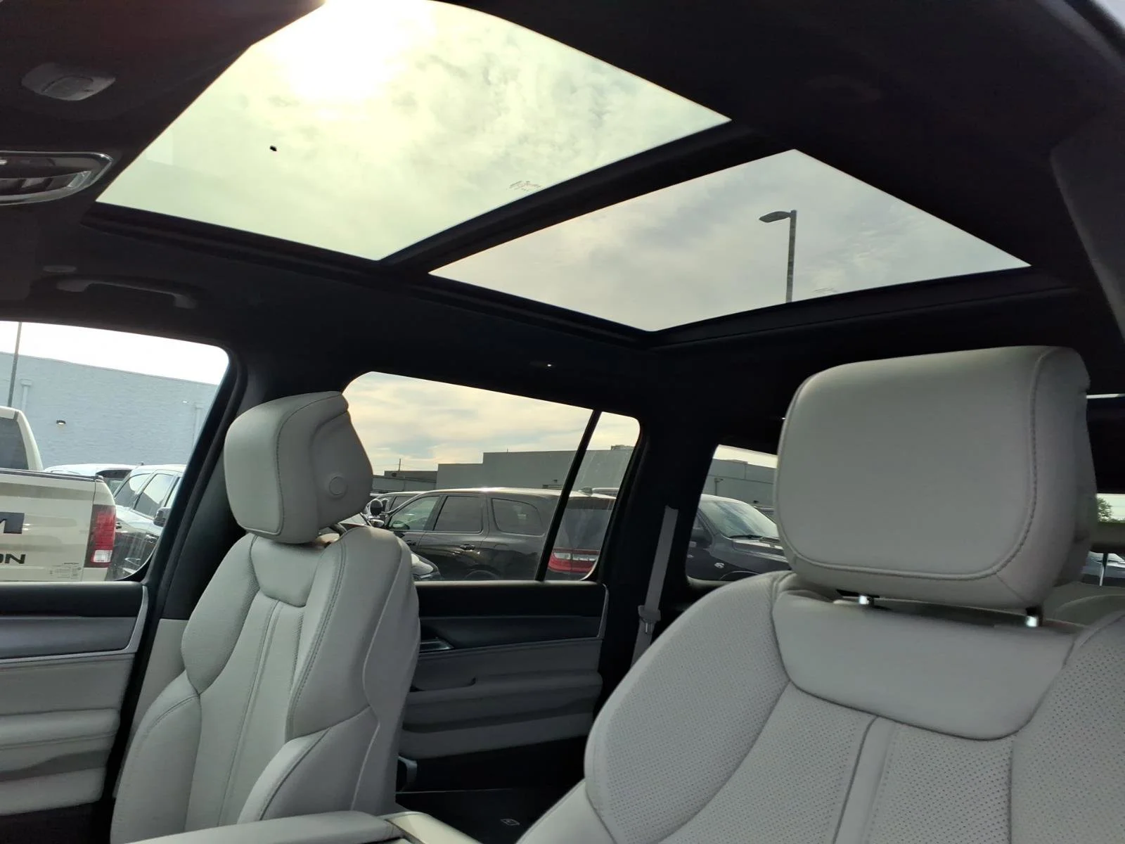 New 2026 Bright White Clear-Coat Exterior Paint Jeep Limited Altitude image 15