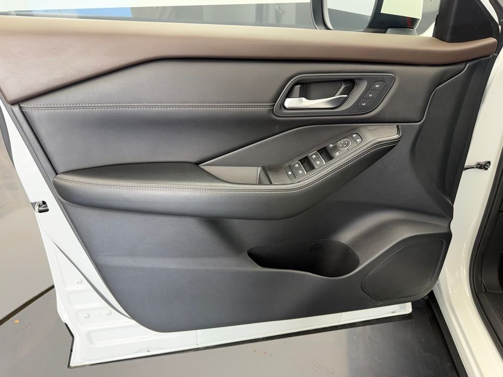 Used 2023 White Nissan SL image 42