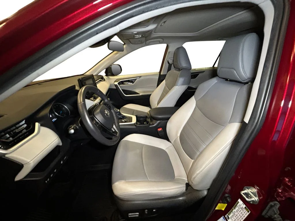 Used 2021 Pearl Toyota XLE Premium image 9