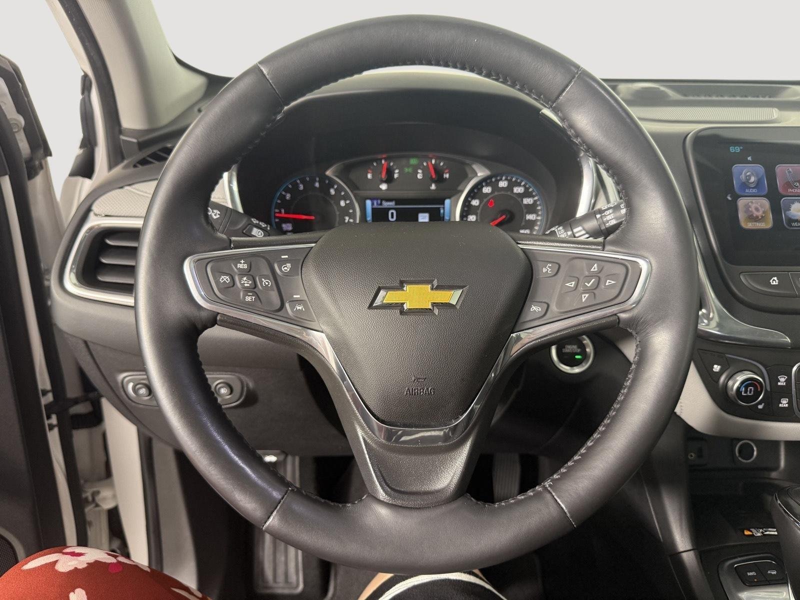 Used 2018 Iridescent Pearl Tricoat Chevrolet Premier image 16