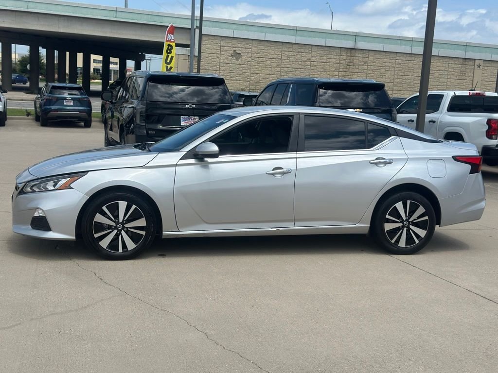Used 2022 Silver Nissan 2.5 SV image 3