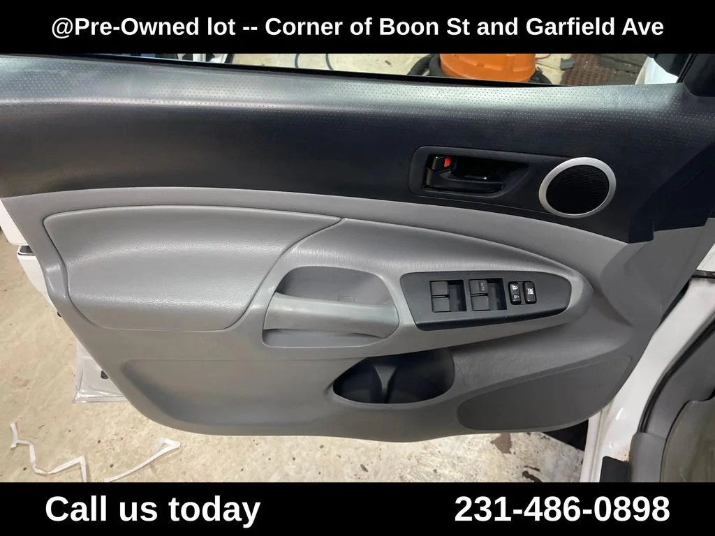 Used 2013 White Toyota Base image 15