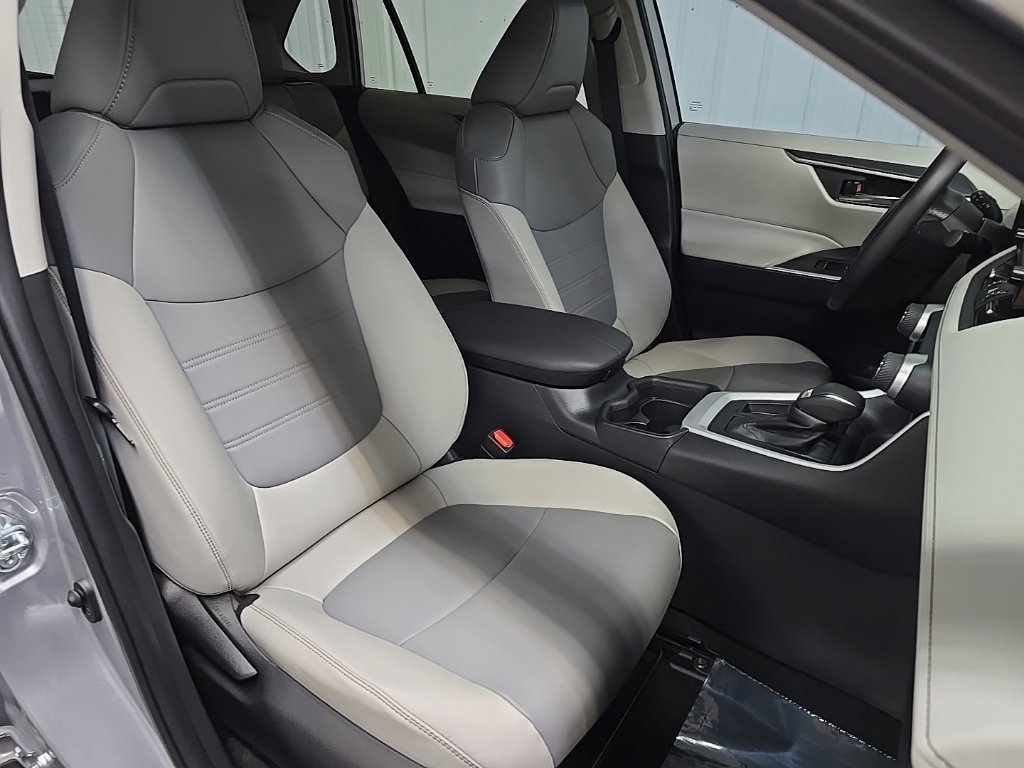 Used 2021 Silver Toyota XLE Premium image 15