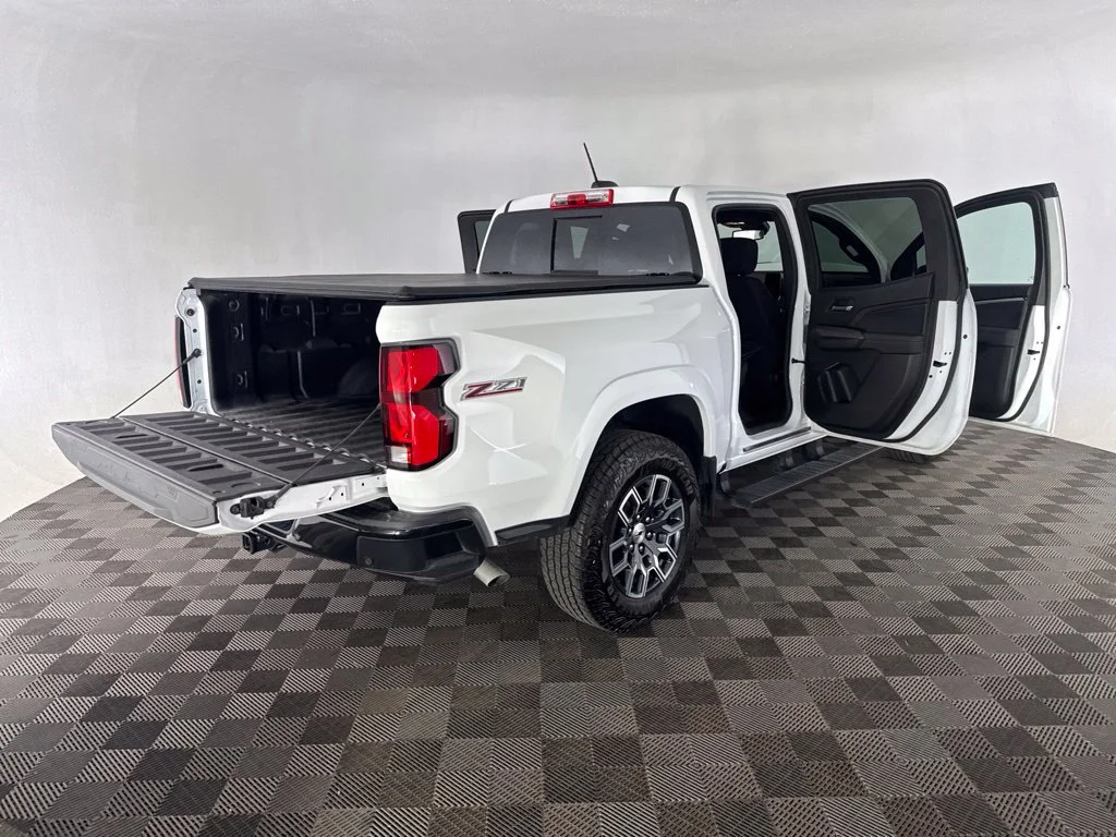 Used 2025 White Chevrolet Z71 image 15