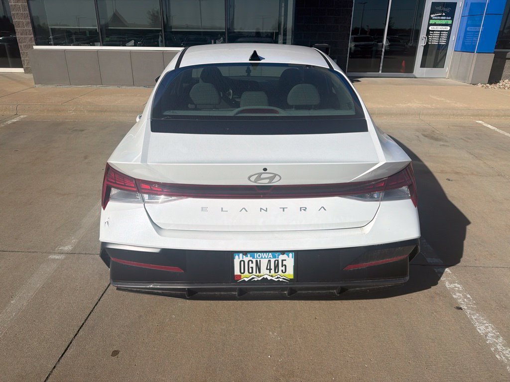 Used 2025 White Hyundai SEL Convenience image 2